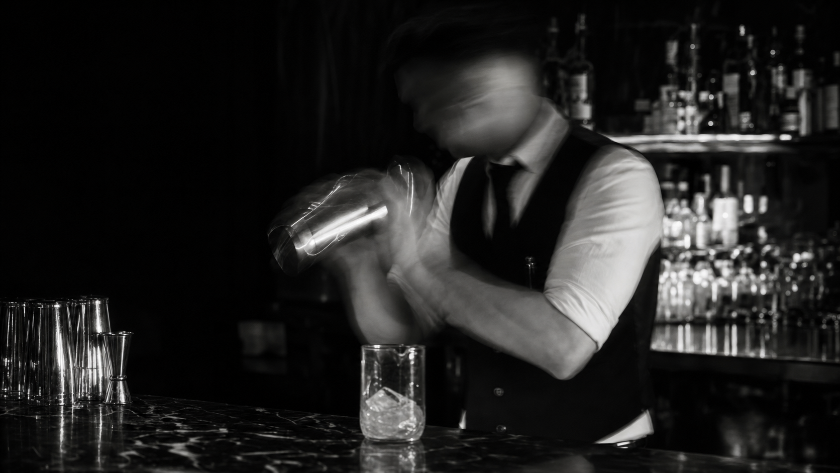 Roko mixt einen Cocktail hinter der Bar
